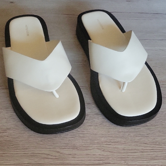 PrettyLittleThing Shoes - PrettyLittleThing White and Black Thong Sandals